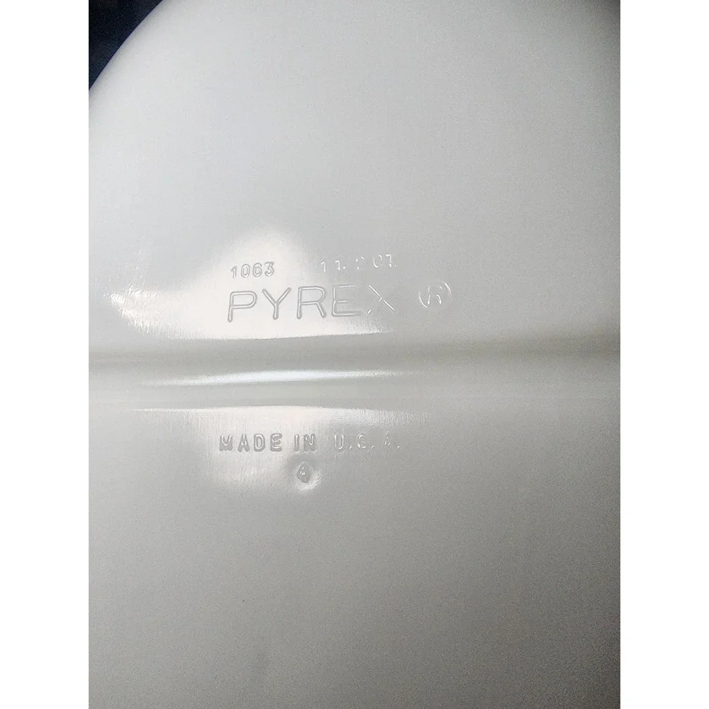 Vtg Pyrex Divided Serving Cassarole Dish 1.5 QT #1063 White Opal Milk Glass Oval